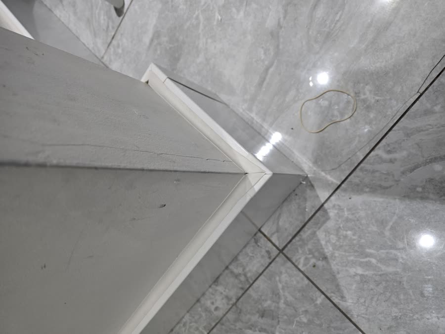Mitred ThermaSkirt corner against marble-effect tiles
